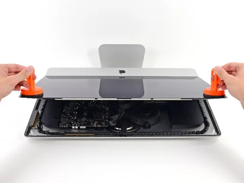 Yeni iMac söküldü, parçaları tekrar toplamak bir hayli zahmetli