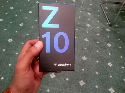 Vodafone UK’nin bugün İngiltere’de satmaya başlayacağı söylenen BlackBerry Z10’un ambalajı da görüntülendi