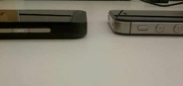 Bu ay sonunda beklenen BlackBerry Z10 iPhone 4S ile birlikte görüntülendi