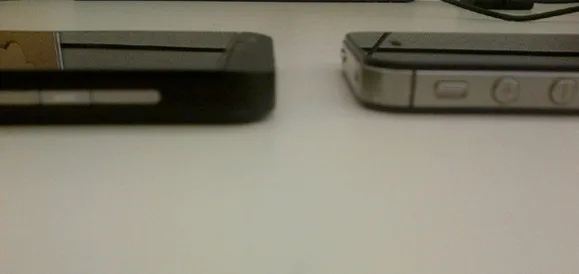 blackberry-z10-iphone-4s-2-040113 Bu ay sonunda beklenen BlackBerry Z10 iPhone 4S ile birlikte görüntülendi