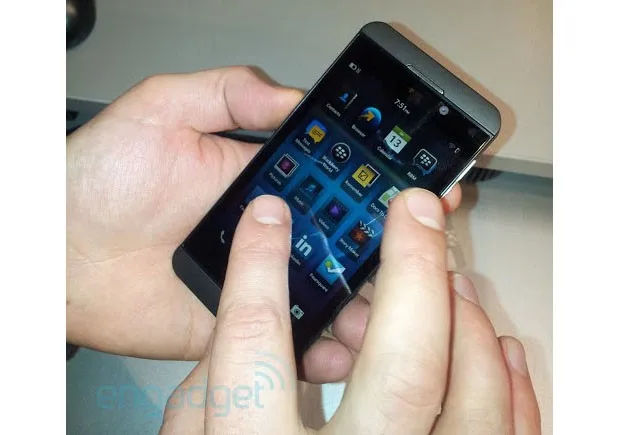 İlk BlackBerry 10 telefonu Z10 İngiltere’de görüntülendi