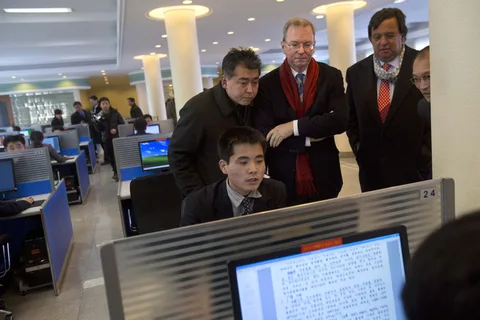 Eric Schmidt Kuzey Kore’de bir üniversitenin bilgisayar laboratuvarını ziyaret etti