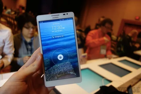 Huawei 6.1 inç ekranlı telefonu Ascend Mate ile tablet sınırlarını zorluyor