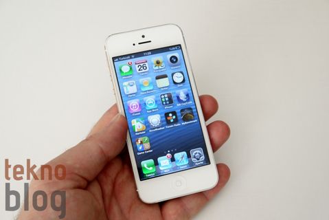 Apple beklenenden düşük seyreden talep nedeniyle iPhone 5 ekranı için yaptığı siparişleri yarıya düşürdü