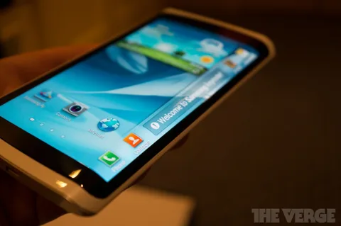 Samsung esnek OLED ekranlı prototip cihazı CES 2013’te sergiliyor