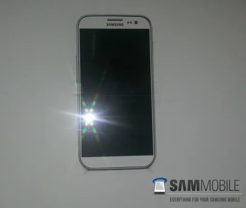 Samsung Galaxy S IV konsepti ön yüzünde tuş barındırmayan bir tasarımı işaret ediyor