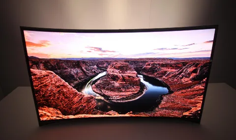 Samsung dünyanın ilk kavisli OLED televizyonunu tanıttı