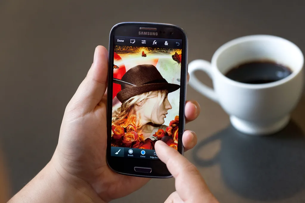 Adobe akıllı telefonlar için Photoshop Touch görsel editörünü yayınladı