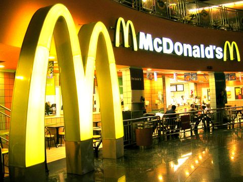 McDonald’s Avrupa’da telefonları kablosuz olarak şarj eden masaları test ediyor