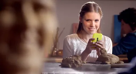 Gizemli bir Nokia Lumia akıllı telefonu Hollanda’da yayınlanan bir reklamda görüntülendi