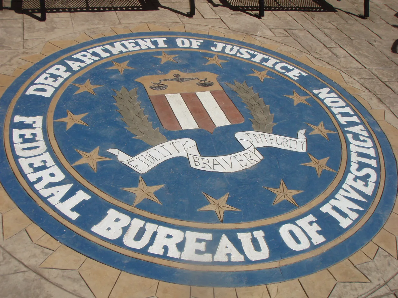 FBI e-postalara herhangi bir yetkisi olmadan erişmeye devam ediyor
