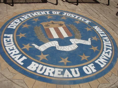 FBI e-postalara herhangi bir yetkisi olmadan erişmeye devam ediyor
