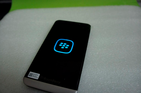 Yakında beklenen BlackBerry A10’un yeni fotoğrafları daha fazla ipucu veriyor