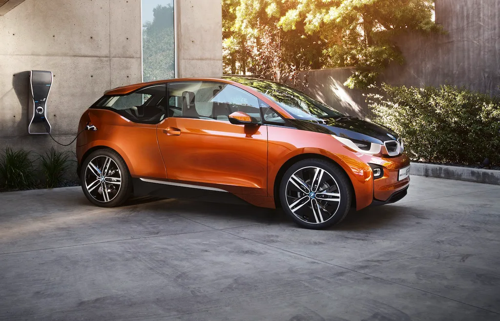 BMW’nin elektrikli otomobili BMW i3 karbonfiber kasasıyla göz kamaştırıyor