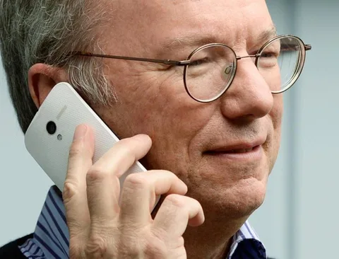 Motorola’nın yeni Android telefonu Moto X Eric Schmidt’in elinde görüntülendi