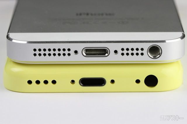 Plastik iPhone ve iPhone 5 yan yana görüntülendi