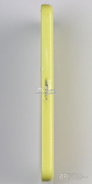 Plastik iPhone ve iPhone 5 yan yana görüntülendi