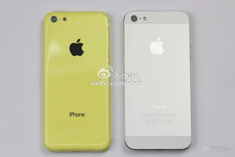 Plastik iPhone ve iPhone 5 yan yana görüntülendi