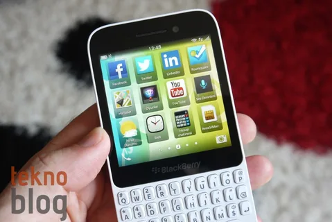 BlackBerry Twitter 10.2.2 güncellemesini kaldırdı, kullanıcılara eski sürüme dönmeyi tavsiye etti