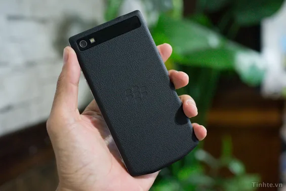 blackberry-10-porsche-design-030813-5