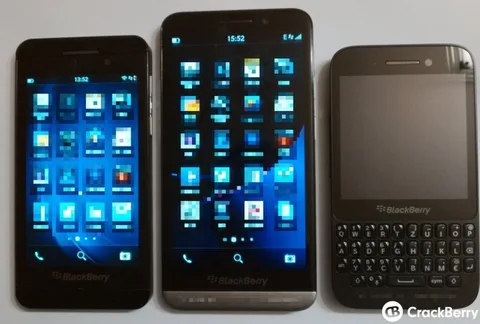 BlackBerry Z10 ve Q5 ile yan yana görüntülenen BlackBerry Z30 beş satır uygulama menüsüyle gelecek