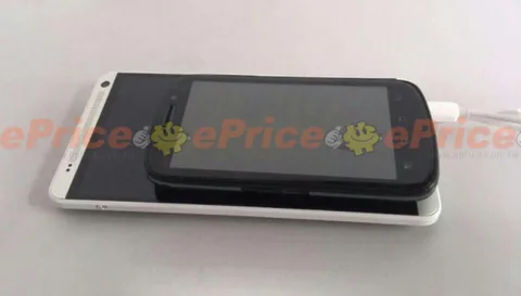 HTC One Max bu sefer kendisinden daha küçük bir cihazla görüntülendi
