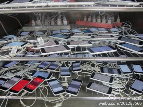 Bir yığın iPhone 5C Pegatron fabrikasında şarj edilirken görüntülendi