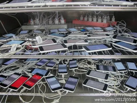 Bir yığın iPhone 5C Pegatron fabrikasında şarj edilirken görüntülendi