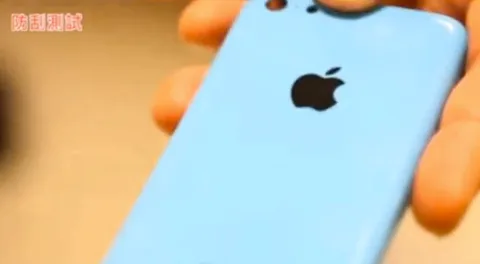 iPhone 5C bu sefer bir çizilmezlik testinde görüntülendi (videolu)