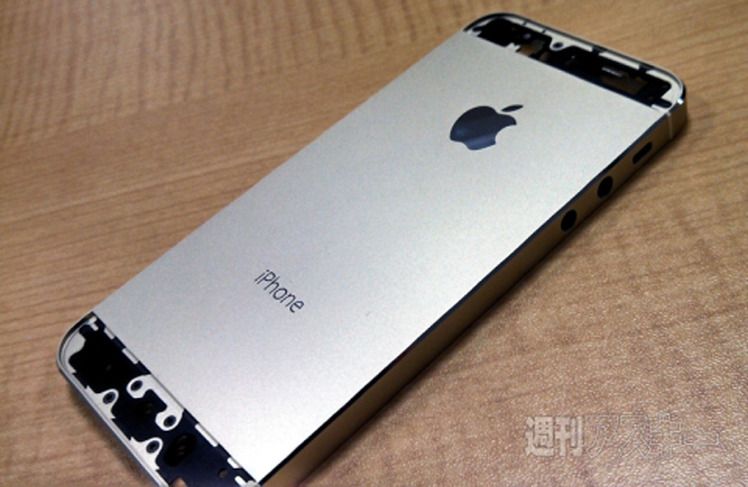 iPhone 5S ve iPhone 5C’ye ait son sızıntılar farklı renkleri işaret ediyor