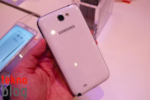 Samsung Galaxy Note 3 5.68 inç Super AMOLED Full HD ekranla gelecek
