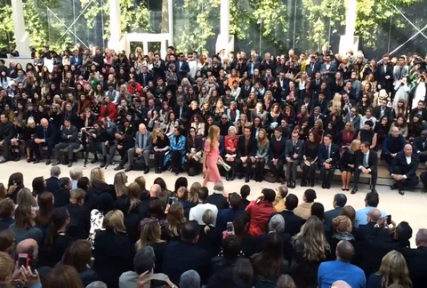 Burberry’nin 14 adet iPhone 5s ile kaydedilen defilesinin görüntüleri yayınlandı