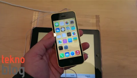 Apple’ın düşük talebin ardından iPhone 5c üretimini yarıya indirdiği söyleniyor