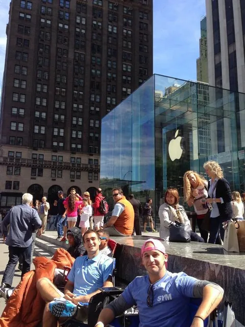 iPhone 5S ve 5C için Apple mağazası önünde sıra oluşmaya başladı