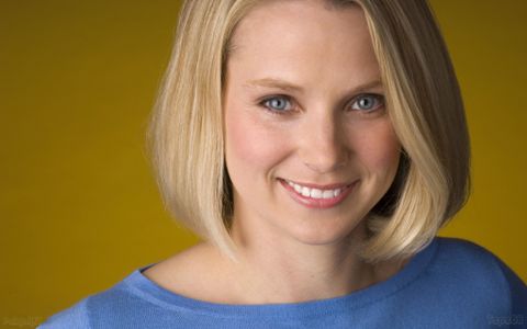 Marissa Mayer yeni Yahoo logosunu savundu