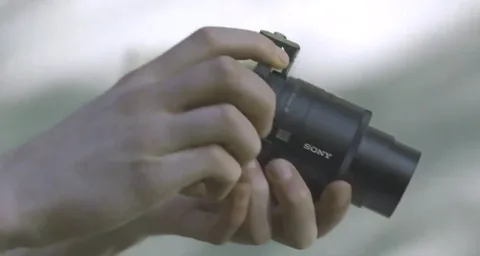 Sony’nin QX10 ve QX100 çıkarılabilir akıllı telefon lenslerine ait tanıtım filmi sızdı