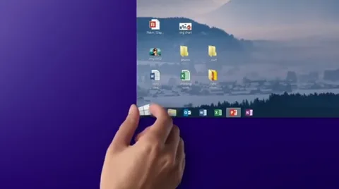 Microsoft Windows 8.1 reklamında geri gelen Başlat butonunu gösteriyor