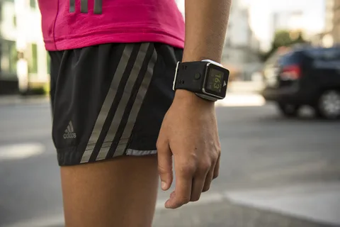 Adidas Smart Run saatinin pilini iyileştirdi, GPS verisini dışa aktarma imkanı sundu