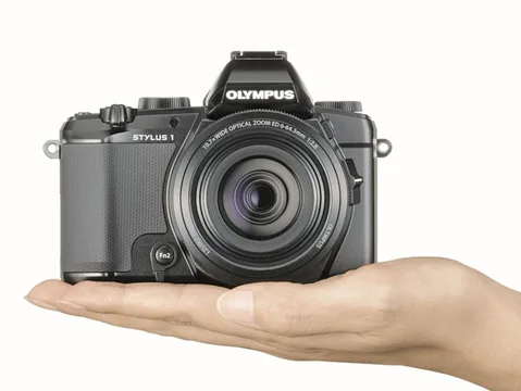 Olympus Stylus 1: 28-300 mm f/2.8 lensli kompakt makine