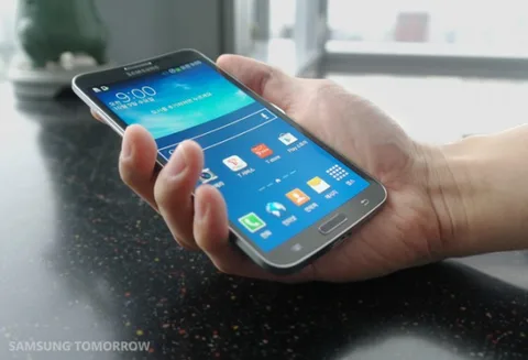 Samsung Galaxy Round 5.7 inç 1080p kavisli ekranla birlikte geldi