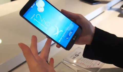 LG’nin yeni kullanıcı arayüzü G Flex videosunda kendini gösterdi