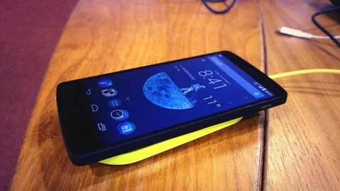 Nexus 5 Nokia Lumia serisinin kablosuz şarj ünitesiyle şarj edilebiliyor