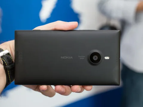 Nokia siyah Lumia 1520’nin arka kapağının yapımında geri dönüştürülmüş CD kullanıyor