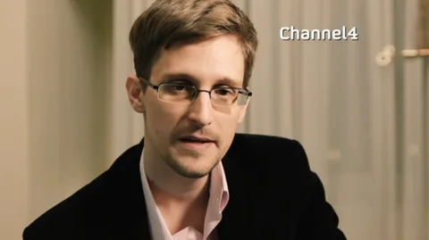 Edward Snowden Rusya’daki siyasi sığınma süresini uzatmak için başvuruda bulundu