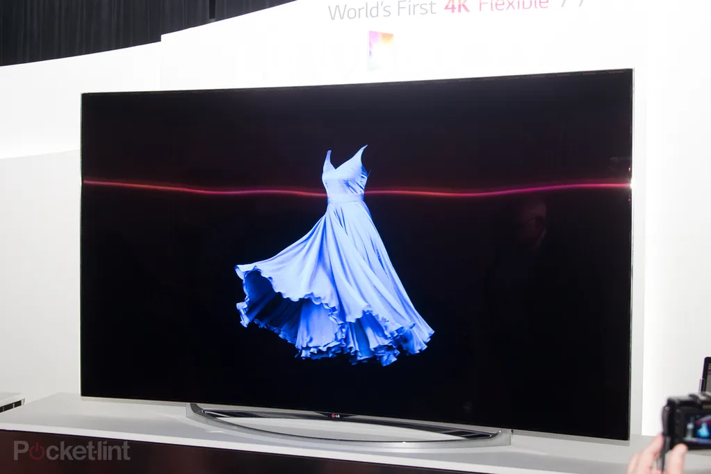 LG’nin 77 inç kavisli 4K OLED TV’si kavislenmenin kontrolünü kullanıcıya bırakıyor
