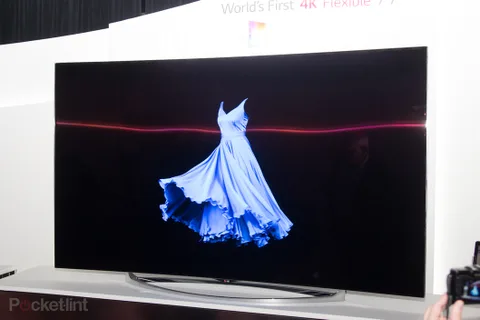 LG’nin 77 inç kavisli 4K OLED TV’si kavislenmenin kontrolünü kullanıcıya bırakıyor