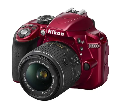 Giriş seviyesi DSLR Nikon D3300 geri çekilebilir lensiyle taşınabilirliği artırıyor