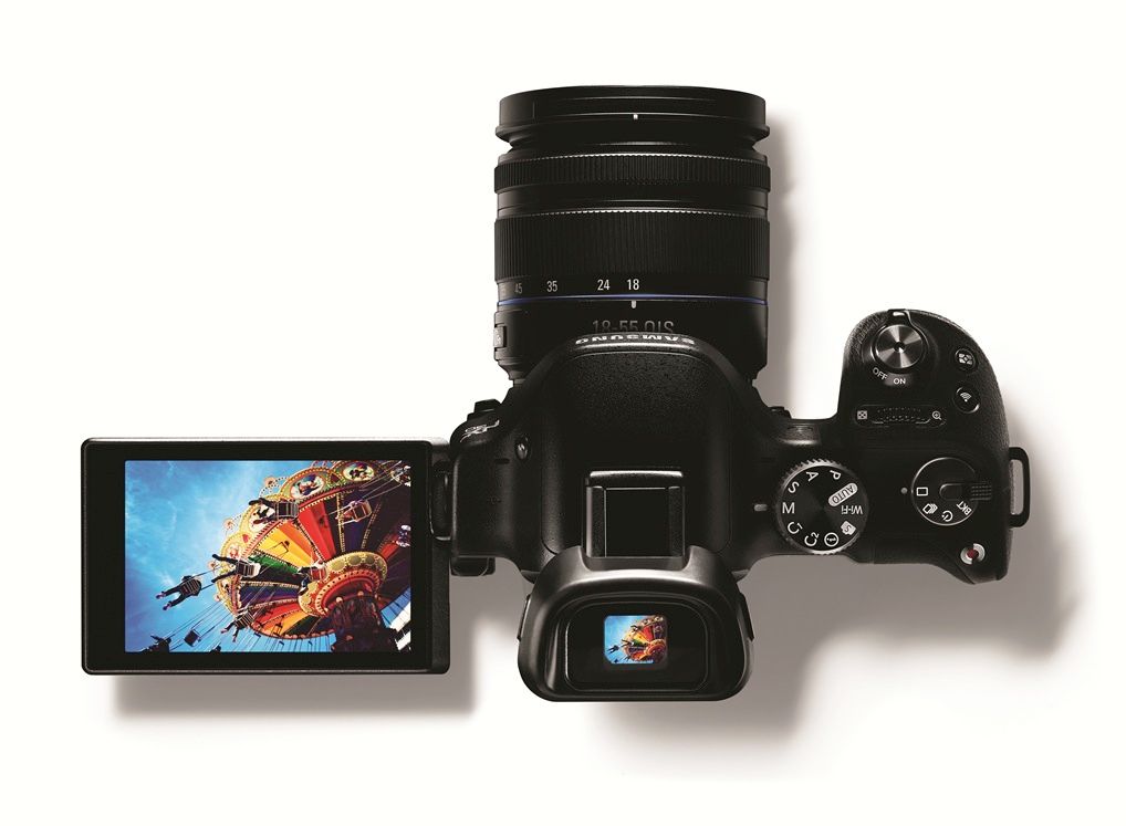 Samsung NX30 esnek elektronik vizör ve yeni lenslerle geliyor