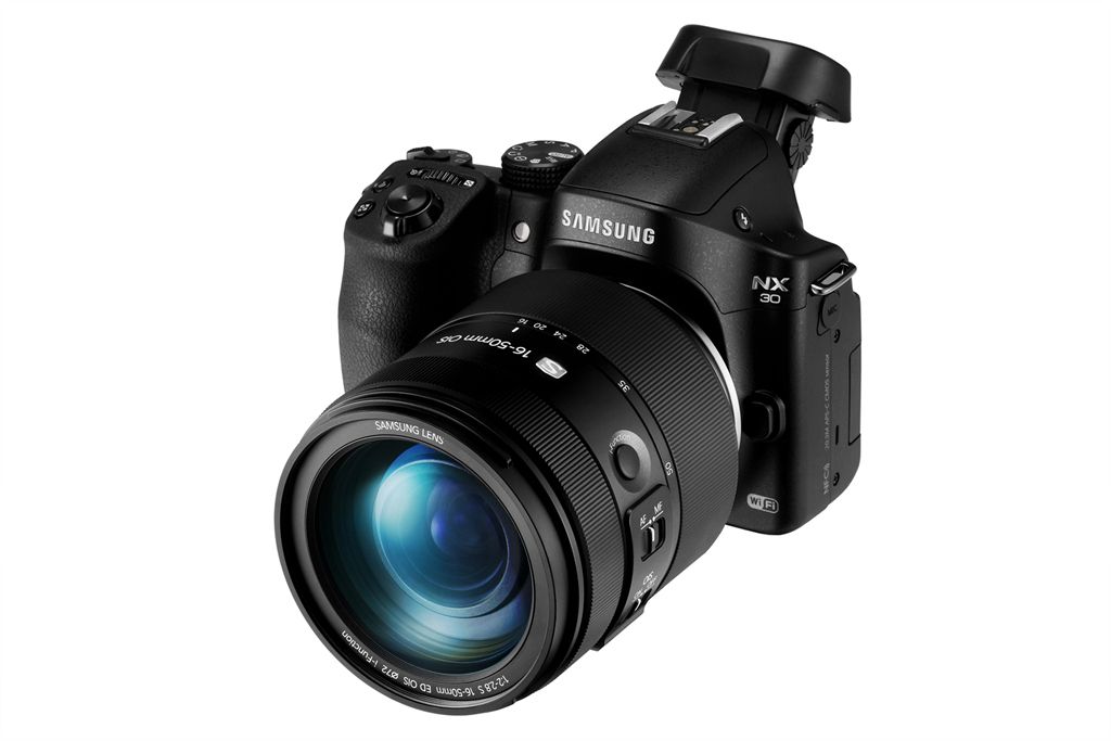 Samsung NX30 esnek elektronik vizör ve yeni lenslerle geliyor