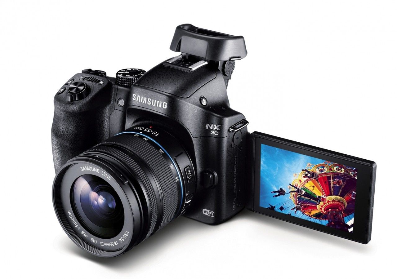 Samsung NX30 esnek elektronik vizör ve yeni lenslerle geliyor